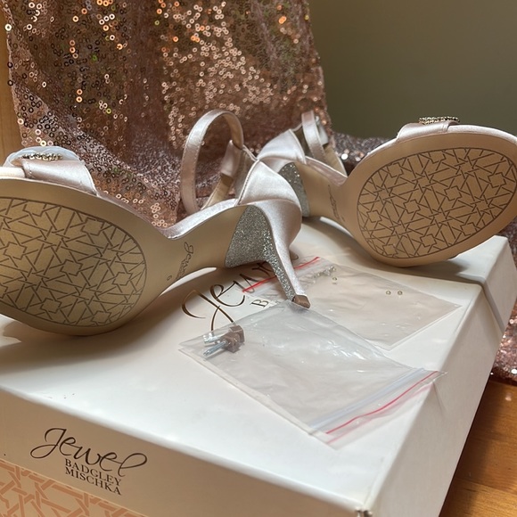 New in Box Jewel Badgley Mischka Pump - Picture 4 of 4